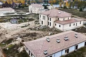 За даними НАБУ і САП, організатором будівництва резиденцій у котеджному містечку «Династія» виступив ексвіцепрем’єр Олексій Чернишов