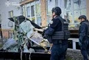 Рятувальники ДСНС показали, як діставали бойову частину ракети з багатоповерхівки у Чабанах  