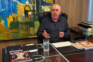 Карло Анчелотті в робочому кабінеті