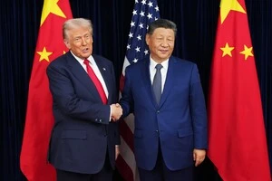 Дональд Трамп і Сі Цзіньпін під час офіційної церемонії на тлі прапорів США та Китаю у Пекіні