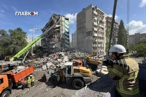 Рятувальники на місці влучання ракети у дев'ятиповерховий будинок у Дарницькому районі Києва