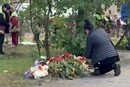 У Києві люди несуть квіти та іграшки до зруйнованої ударом РФ багатоповерхівки (відео)