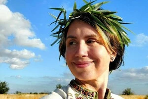 Основою для виробу стала старовинна чоловіча гуцульська сорочка з домотканого полотна пісочного кольору