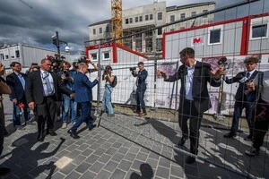 Мадяр сказав, що офіси залишаться недоторканими, і відвідувачі можуть записатися до туристичних груп