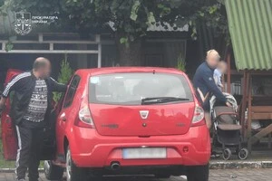 Чоловік двічі зустрічався з матір'ю, фотографував немовля для замовників, зібрав пакет документів і розписав інструкції для перетину кордону