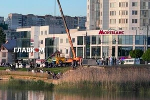 Технічні служби піднімають стовп, якого збила автівка