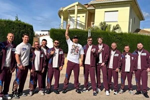 Олександр Усик (у центрі) зібрав до Єгипту чималу команду