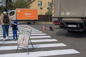 Рожевий самокат загиблої восьмирічної дівчинки на місці ДТП в Ірпені