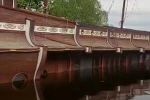 Вінка-ілюмінатори дебаркадера «Ґалеон»  вже до половини у воді