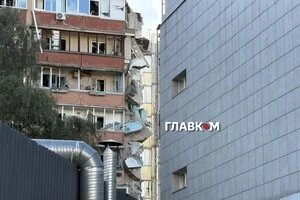 Зруйнована ворожим ударом багатоповерхівка у Києві