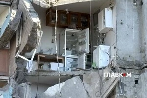 Зруйнована ворожим ударом багатоповерхівка у Києві