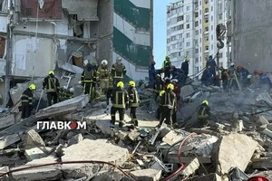 Зруйнована ворожим ударом багатоповерхівка у Києві