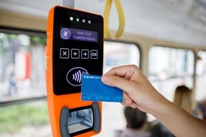 У Києві планують оновити тарифи на проїзд у комунальному громадському транспорті. Разова поїздка у метро, трамваях, тролейбусах та автобусах коштуватиме 30 грн