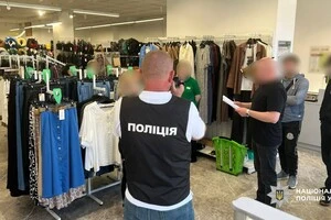 Правоохоронці кажуть, що організатором схеми є підприємець із міжрегіональними зв’язками, який фактично проживає у Китаї та контролює діяльність товариства