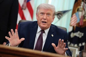 Трамп: Конгрес схвалює виділення коштів на безпеку. Частина з них може піти сюди на додаткову безпеку. Я не знаю. Але цю будівлю я вклав гроші на її будівництво. Разом з багатьма чудовими патріотами