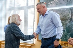  Мер Києва Віталій Кличко зустрівся з видатним художником Іваном Марчуком
