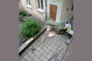 Обвал аварійного балкона у Львові травмував мешканку будинку
