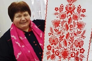 Надія Вакуленко демонструє весільний рушник машинної вишивки