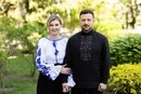 Зеленський з дружиною опублікували фото у вишиванках
