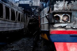Потрощені залізничні вагони через ворожий удар