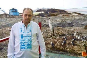 Полярник позує біля пінгвінів в антарктичній вишиванці