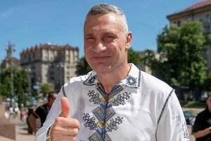 Як з’ясувалося, святкова сорочка міського голови – це перевірений роками елемент гардероба 