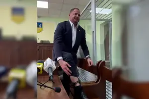 Єрмак у судовій залі показав свій електронний браслет