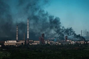 Стовпи диму над заводом у Сіверськодонецьку, 10 червня 2022 рік