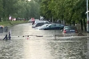 Вода ускладнила рух на низці вулиць