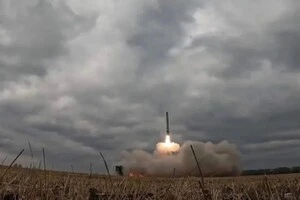 «Тупо дороге залізо в землю». Росіяни самі іронізують над ударом «Орєшніка» по трьох гаражах (фото)