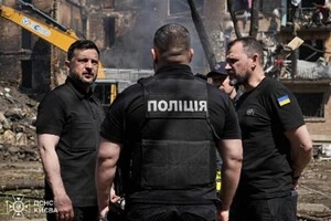 Зеленський відвідав пошкоджені об'єкти Києва (відео, фото)