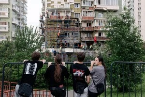 Пошкоджений житловий будинок у Зеленограді, Росія, після удару безпілотника