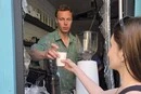 У Києві власник кафе після російської атаки пригощав містян кавою через вибиті вікна 