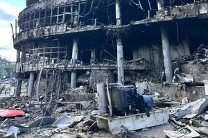 Попри масові руйнування довкола, станція метро Лук'янівська в Києві відновила свою роботу