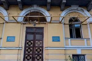 Вибиті вікна у будівлі МЦКМ після атаки російських окупантів 24 травня 2024 року