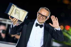Андрей Звягинцев позирует с Гран-при за фильм «Минотавр»