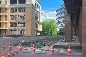 За інформацією журналістів, будинок зазнав пошкоджень унаслідок падіння уламків збитих повітряних цілей