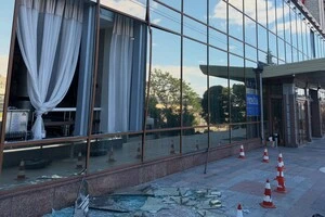 Удар пошкодив значну частину вікон, понівечив фасад, а також частково зачепив окремі внутрішні приміщення