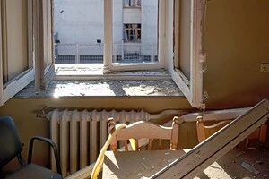 Вибиті вибуховою хвилею вікна у Будинку письменників України