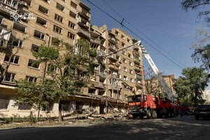 Для розбору та вивезення конструкцій пошкоджених будівель застосовується важка інженерна, а також роботизована техніка