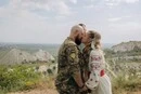 Пара військових заручилась просто неба посеред териконів на Донеччині (фото)