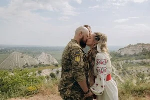У Краматорську українські військовослужбовці заручилися просто неба 