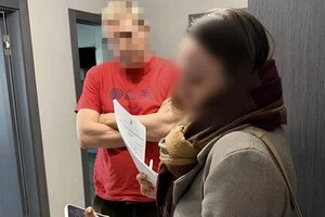 Слідство встановило, що після початку повномасштабного вторгнення фігурант почав співпрацювати з підприємствами РФ та окупованого Криму