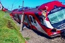  У Польщі потяг протаранив вантажівку та зійшов з рейок: є загиблий та багато поранених (фото)