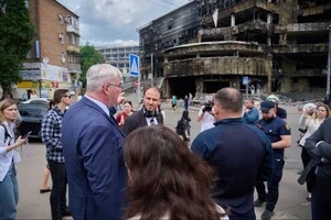 Іноземні посли на власні очі побачили руйнування у Києві внаслідок ворожої атаки