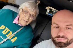 Слава Дьомін показав рідкісні кадри зі своєю бабусею