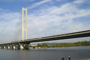 Ремонтні роботи виконуватимуть у другій і третій смугах руху Південним мостом