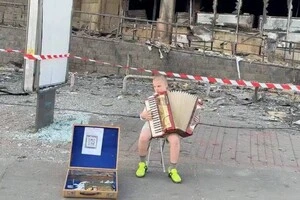 Хлопчик збирає кошти на авто для однієї з бригад ЗСУ, граючи на акордеоні 