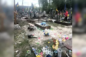 Понівечені могили та пам’ятники після ворожої атаки