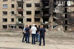 Вячеслав Непоп під час виїзду на пошкоджені об’єкти нагадав, що отримати допомогу у випадку пошкодження та руйнування житла можна у межах державної та міських програм